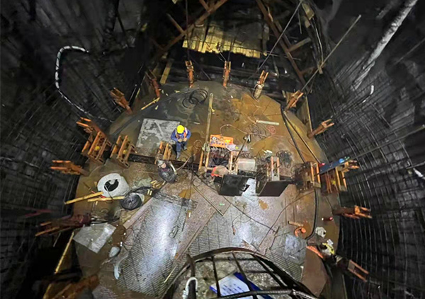 陜煤建設(shè)礦建三公司天山勝利隧道1-1通風(fēng)豎井井壁滑模順利通過驗收