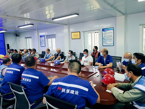 陜煤建設(shè)澄合分公司第十一項(xiàng)目部農(nóng)民工夜?！俺潆姟睘轫?xiàng)目提質(zhì)“蓄能”