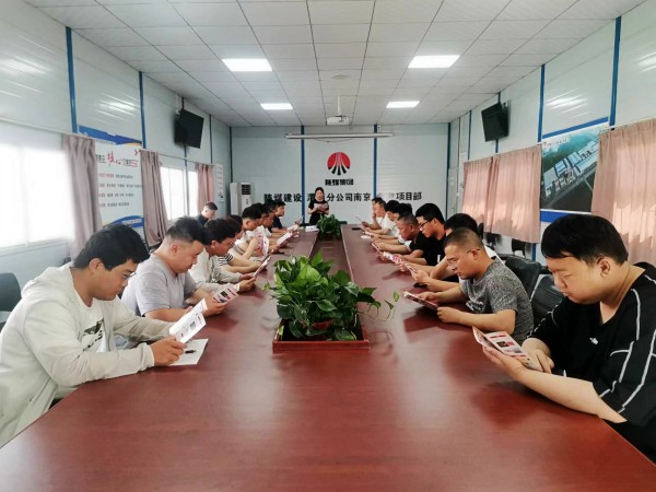 陜煤建設渭南分公司南京金龍項目部與渭南產投公司聯(lián)合開展“安全宣講進一線”活動
