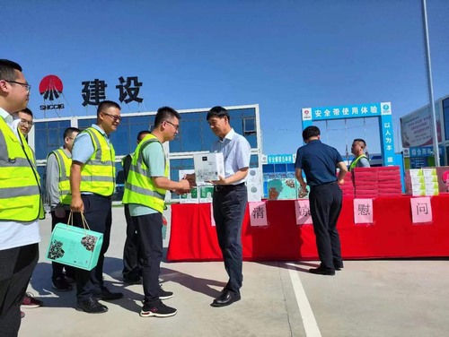 侯本英深入陜北片區(qū)項(xiàng)目開(kāi)展“送清涼”慰問(wèn)活動(dòng)