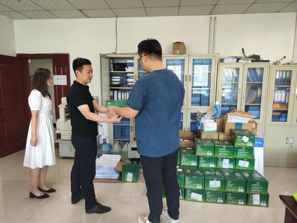 炎炎夏日送清涼，濃濃關(guān)愛沁人心