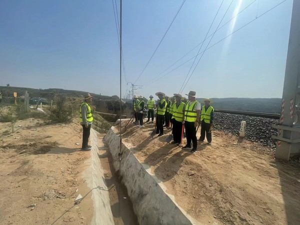 聞“汛”而動(dòng)，陜煤建設(shè)路橋分公司靖神鐵路項(xiàng)目部全力搶修水毀地段工程