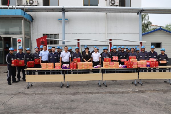 紅柳林礦業(yè)公司領(lǐng)導(dǎo)深入陜煤建設(shè)洗選煤運(yùn)營公司紅柳林洗煤廠項(xiàng)目部開展“送清涼”活動