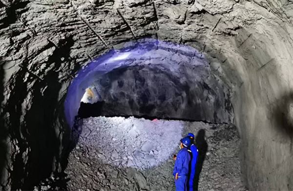 陜煤建設(shè)礦建三公司黑溝主溜井水平車場直巷與彎道段精準貫通