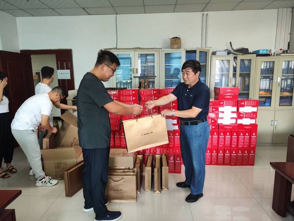 月餅送祝福，情意滿中秋