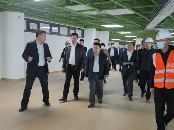 榆林城投集團(tuán)黨委書記、董事長、總經(jīng)理郝君一行蒞臨北京師范大學(xué)榆林學(xué)校（幼兒園）項目檢查指導(dǎo)工作