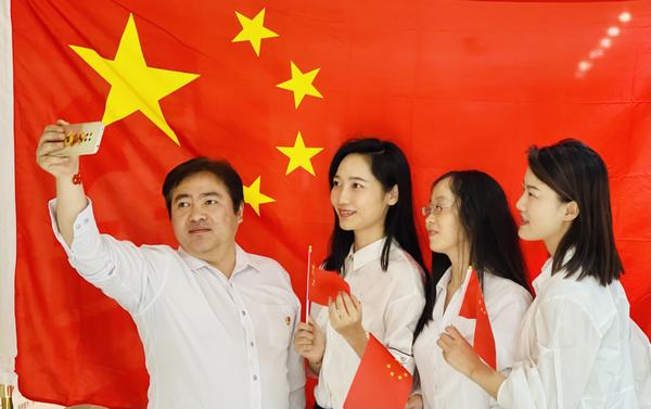 陜煤建設(shè)項目開發(fā)公司：“與國旗合影，身披榮光 ”