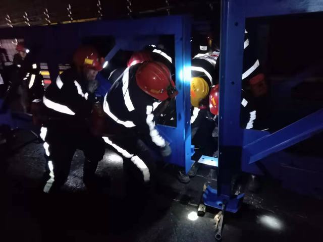 陜煤建設(shè)韓城分公司安裝三項(xiàng)目部提前完成張家峁煤礦2203綜采順槽帶式輸送機(jī)安裝工程