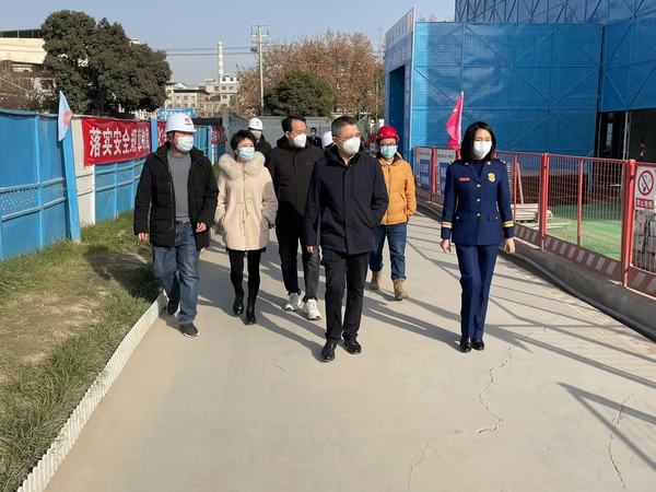 西安市新城區(qū)委常委、副區(qū)長楊珩蒞臨陜煤建設(shè)新城公司第二項(xiàng)目部檢查指導(dǎo)工作