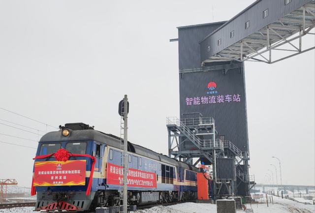 陜煤建設(shè)承建的榆陽煤炭物流園項(xiàng)目火車首發(fā)試運(yùn)成功