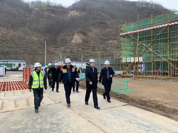 陜西彬長(zhǎng)集團(tuán)有限公司董事長(zhǎng)、黨委書(shū)記一行蒞臨陜煤建設(shè)天工公司承建的儲(chǔ)煤倉(cāng)工地檢查指導(dǎo)工作