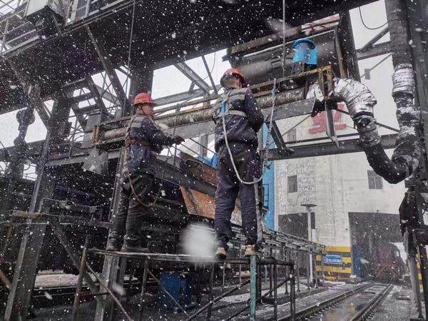 陜煤建設(shè)洗選煤運(yùn)營公司檸條塔運(yùn)營項(xiàng)目部：“斷崖式”降溫，工人“白頭”力保生產(chǎn)