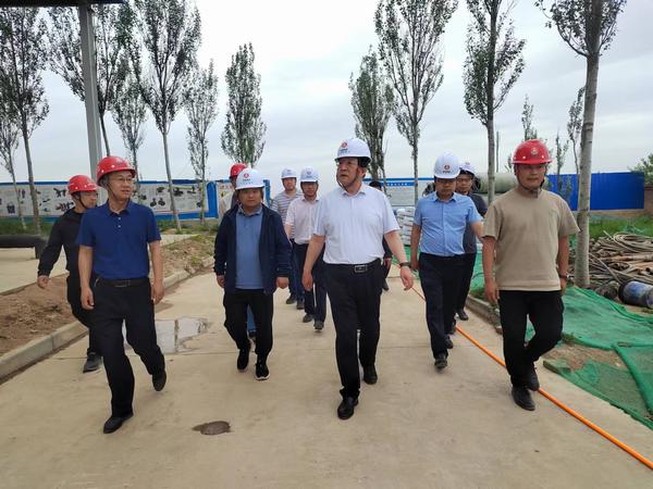 陜西彬長(zhǎng)集團(tuán)有限公司董事長(zhǎng)、黨委書記白永明一行蒞臨陜煤建設(shè)路橋分公司彬長(zhǎng)項(xiàng)目部檢查