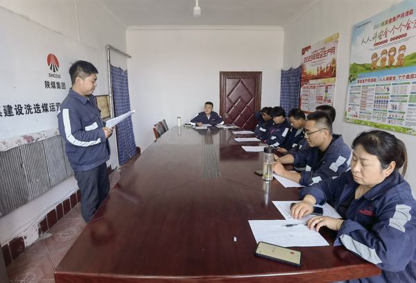 陜煤建設(shè)洗選煤運(yùn)營公司第七項目部：拒三違遵章保安全，寄思念家書報平安