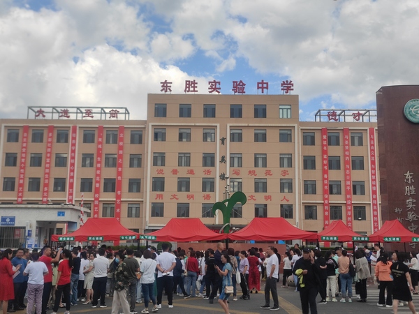 陜煤建設(shè)銅煤公司第五項目部開展“助力中考，愛心送水”志愿服務(wù)活動