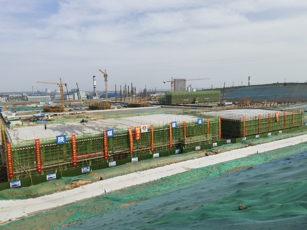 陜煤建設(shè)銅煤公司北元募投項(xiàng)目配套建設(shè)產(chǎn)氯裝置公用工程項(xiàng)目產(chǎn)氯甘氨酸變電所和機(jī)柜間工程順利封頂?