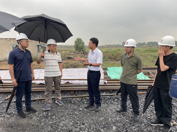 西安鐵路監(jiān)管局、陜西省交通廳檢查組一行蒞臨靖神鐵路孟紅聯(lián)絡(luò)線王則灣大橋調(diào)研指導(dǎo)工作