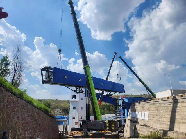 陜煤建設(shè)韓城分公司承建的煤矸石注漿充填綜合治理項(xiàng)目轉(zhuǎn)載點(diǎn)至制漿車間2#棧橋順利完成吊裝