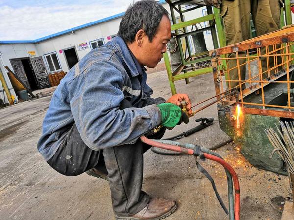 陜煤建設(shè)煤礦運(yùn)營服務(wù)分公司：技能現(xiàn)場(chǎng)大講堂助青工成才