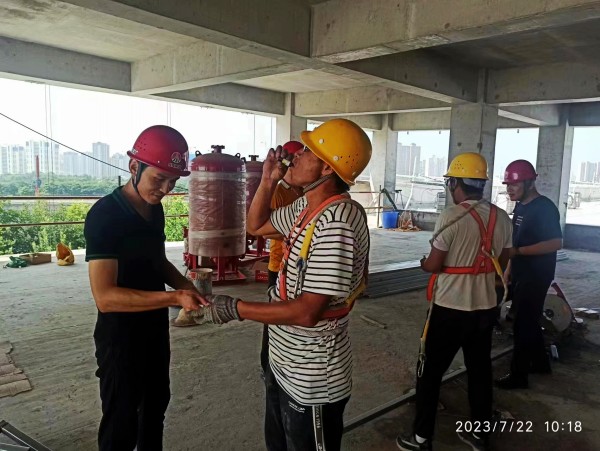 陜煤建設(shè)渭南分公司第一項(xiàng)目部：你戰(zhàn)高溫，我送清涼，這個(gè)夏天不服“暑”！