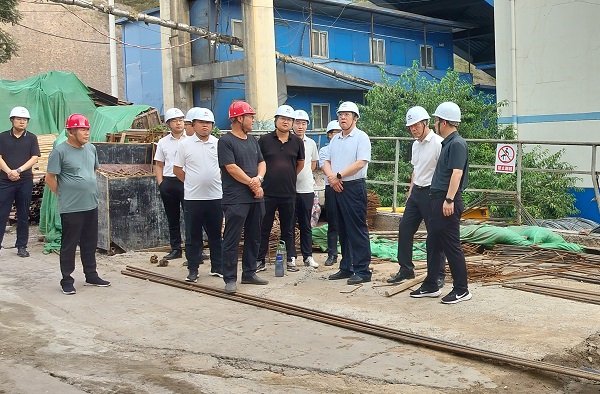 彬長(zhǎng)集團(tuán)黨委書(shū)記、董事長(zhǎng)白永明一行深入陜煤建設(shè)渭南分公司第三項(xiàng)目部檢查指導(dǎo)