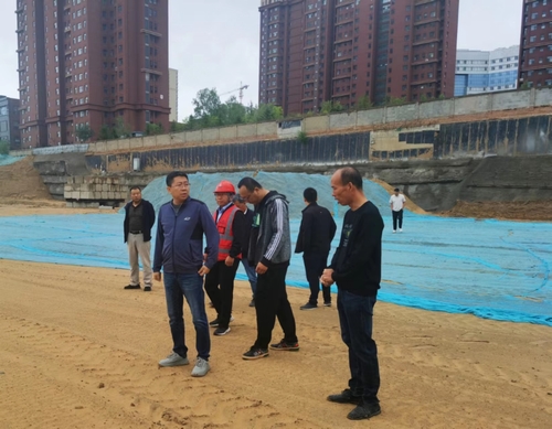 榆林市城市投資房地產(chǎn)開發(fā)有限公司執(zhí)行董事、總經(jīng)理徐鯤一行蒞臨榆溪圣境項目檢查指導(dǎo)工作