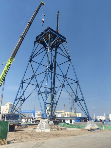 陜煤建設(shè)礦建三公司袁大灘礦二號(hào)回風(fēng)立井井架順利起立