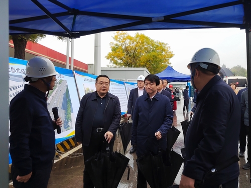 榆林市委副書(shū)記、市長(zhǎng)張勝利一行蒞臨陜煤建設(shè)承建的上郡北路道路綜合整治提升項(xiàng)目觀摩指導(dǎo)工作