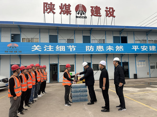 慰問(wèn)暖人心 關(guān)愛鼓干勁