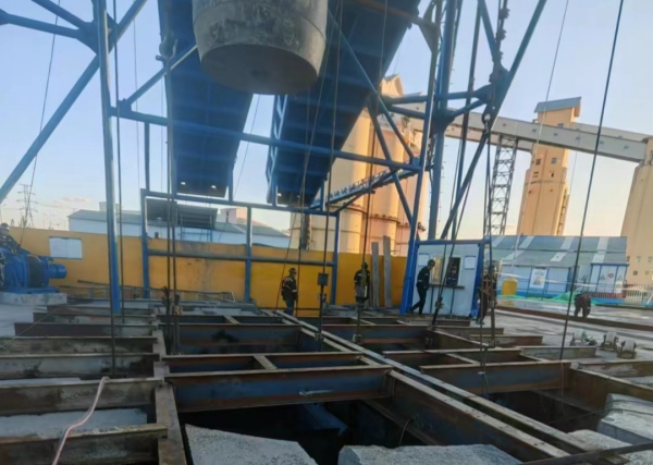 陜煤建設(shè)礦建三公司袁大灘礦二號(hào)回風(fēng)立井封口盤、吊盤安裝順利完成