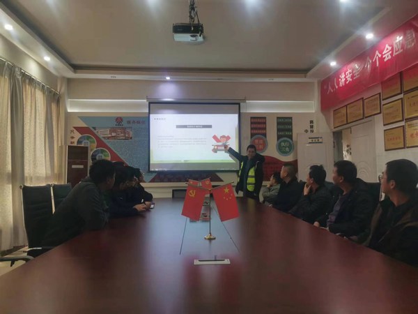 陜煤建設(shè)路橋分公司靖神鐵路項(xiàng)目部開展“文明交通，你我同行”全國交通安全日活動(dòng)