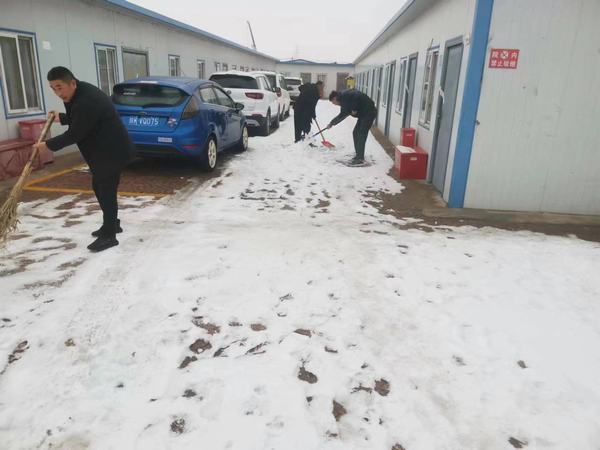 陜煤建設(shè)煤礦運(yùn)營(yíng)服務(wù)分公司：“防風(fēng)雪、保安全” 我們?cè)谛袆?dòng)