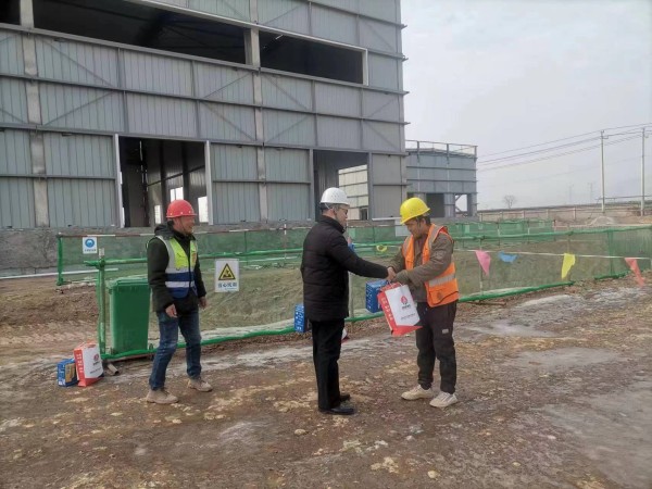 陜煤建設(shè)咸陽分公司第二項(xiàng)目部：元旦送溫暖 慰問進(jìn)基層