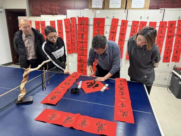 陜煤建設(shè)礦建二公司開展“翰墨飄香 迎新春 寫春聯(lián) 送祝?！被顒?dòng)