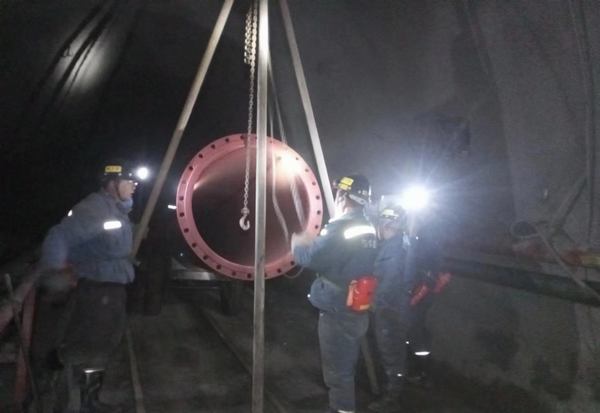 陜煤建設(shè)礦建二公司安裝項(xiàng)目部 ：“鏖戰(zhàn)”王峰煤礦井下萬米管路安裝