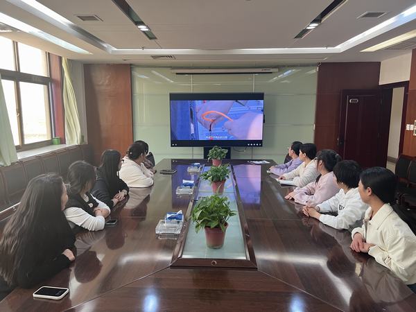 陜煤建設(shè)煤礦運營服務分公司：組織女職工觀看巾幗勞模工匠大宣講直播節(jié)目