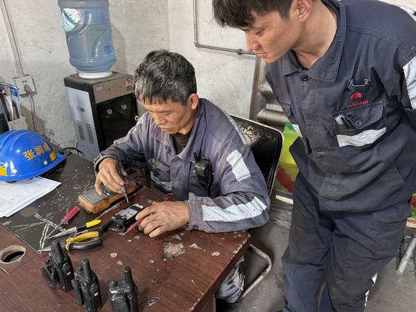 陜煤建設(shè)洗選煤運(yùn)營公司紅柳林洗煤廠項目部：提高聯(lián)絡(luò)效率 讓“對講機(jī)”連好安全