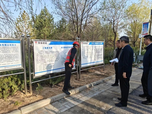 中共榆林市榆陽區(qū)委書記李忠宏一行到陜煤建設榆林公司承建的季鸞公園生態(tài)補水項目檢查指導