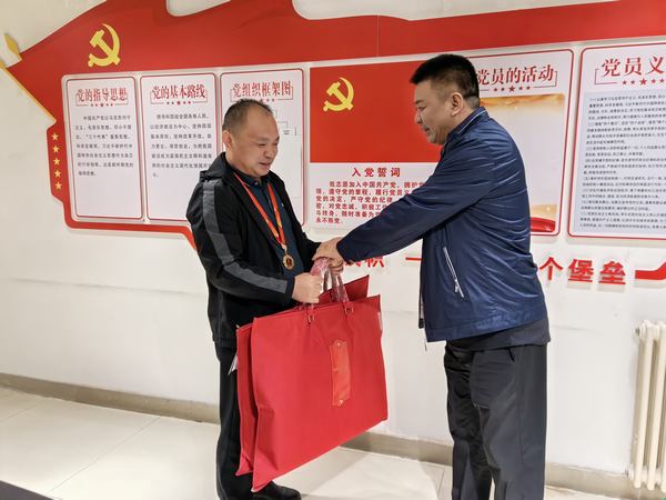 陜煤建設(shè)礦建二公司開展“走訪慰問(wèn)勞模 弘揚(yáng)榜樣力量”慰問(wèn)勞?；顒?dòng)