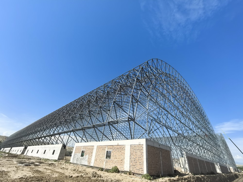 陜煤建設(shè)天工公司承建的伊寧市煤炭儲運(yùn)中心基地建設(shè)項(xiàng)目1#、2#儲煤棚順利合攏