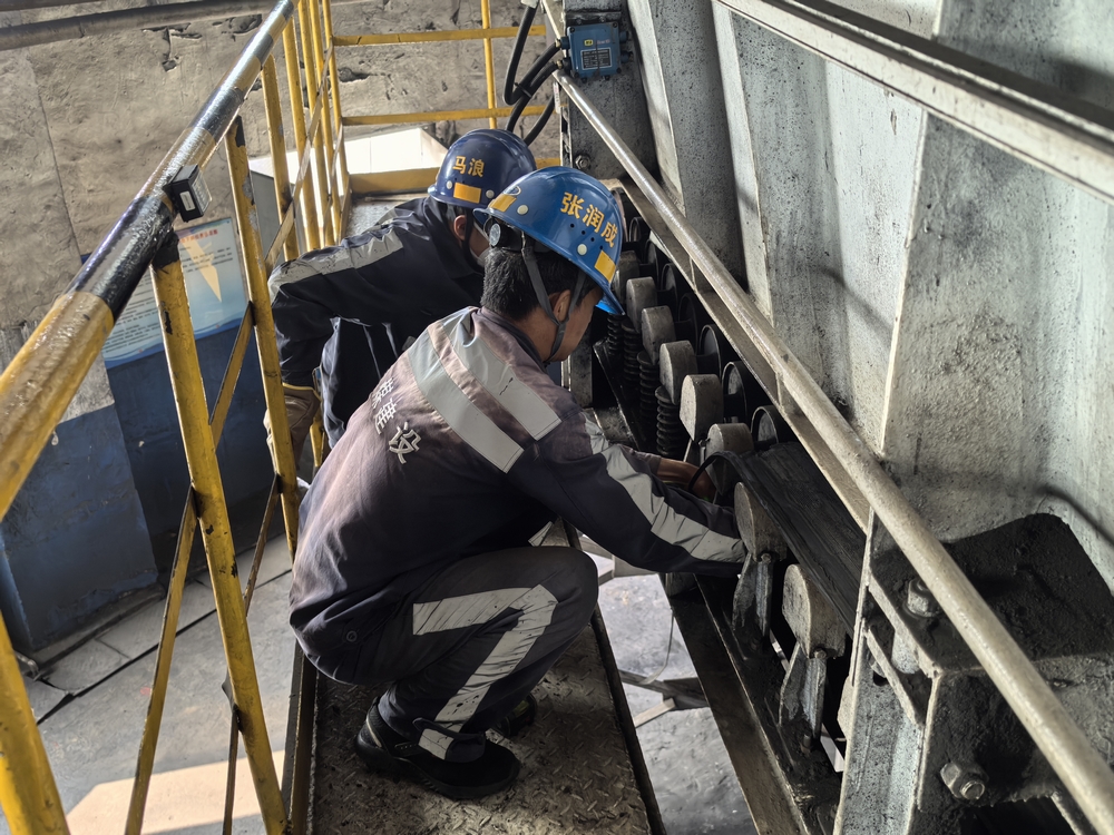 陜煤建設(shè)洗選煤運(yùn)營公司紅柳林洗煤廠項(xiàng)目部： 群策群力 打贏771給煤機(jī)“換帶”攻堅(jiān)戰(zhàn)