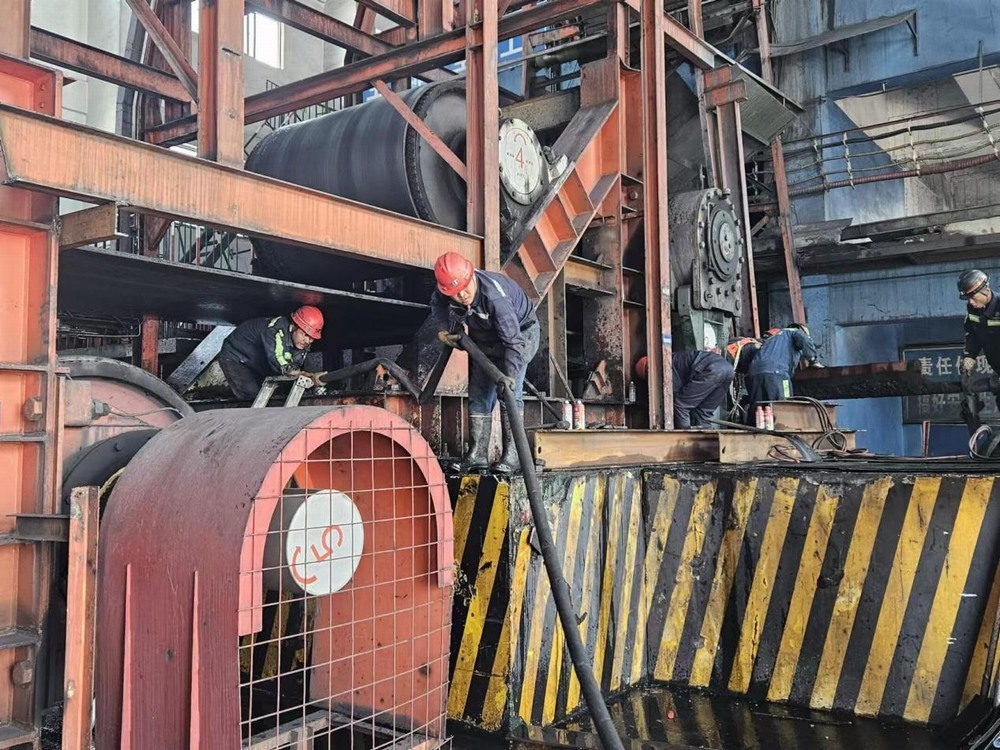 陜煤建設機電安裝公司神府項目部提前8小時完成驅(qū)動裝置滾筒及機架更換檢修任務