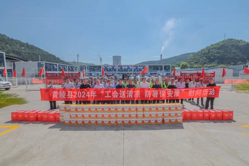 黃陵縣總工會(huì)郭軍一行深入陜煤建設(shè)天工公司基層項(xiàng)目部“送清涼”慰問(wèn)