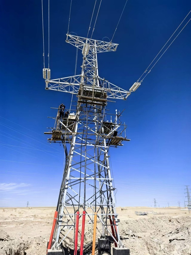 陜煤建設(shè)天工公司安裝三部“挑燈夜戰(zhàn)”順利完成青海省西臺光儲項(xiàng)目全線貫通施工任務(wù)