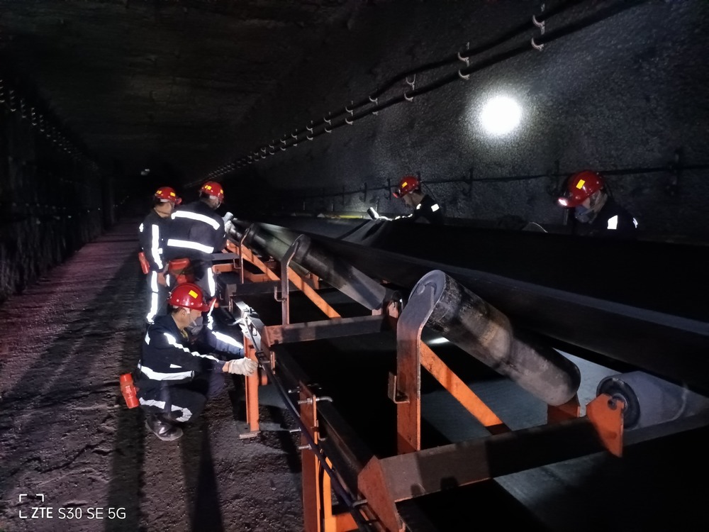 陜煤建設(shè)韓城分公司張家峁項(xiàng)目部順利完成5217膠運(yùn)順槽帶式輸送機(jī)安裝工程