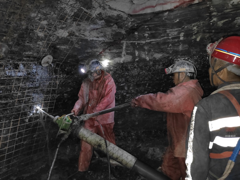 陜煤建設(shè)礦建三公司承建的貫屯煤礦西翼進(jìn)、回風(fēng)立井圓滿完成揭煤工作