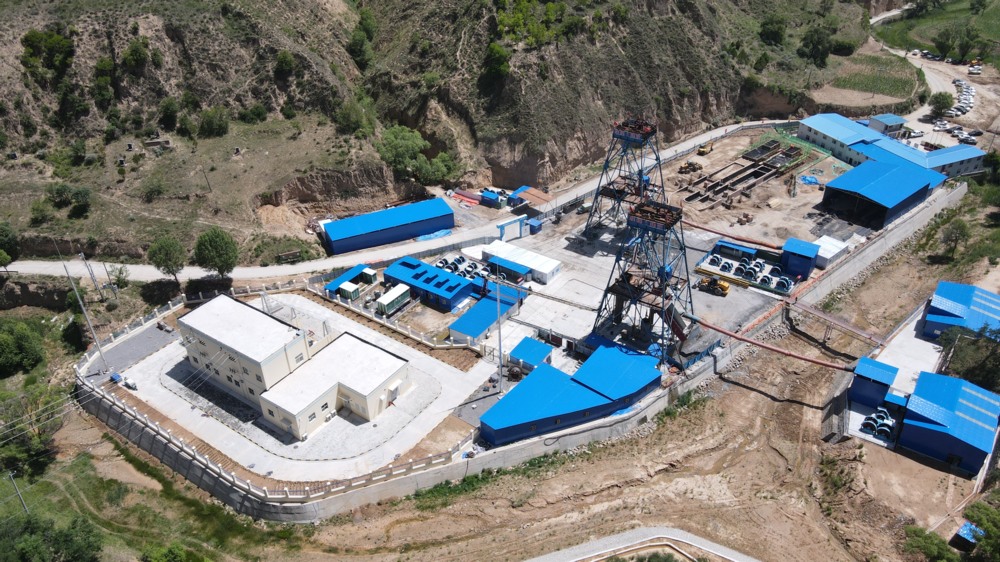 陜煤建設(shè)礦建三公司承建的華龍煤業(yè)貫屯煤礦西翼進(jìn)、回風(fēng)立井煤門順利完工