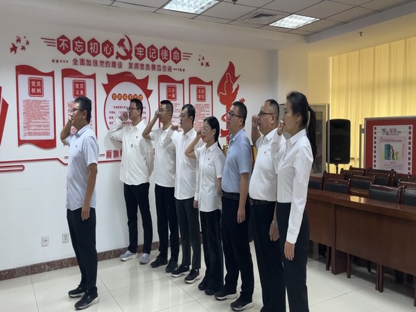 陜煤建設(shè)煤礦運(yùn)營(yíng)服務(wù)分公司機(jī)關(guān)黨支部：開(kāi)展“重溫誓詞  銘記初心”主題黨日活動(dòng)