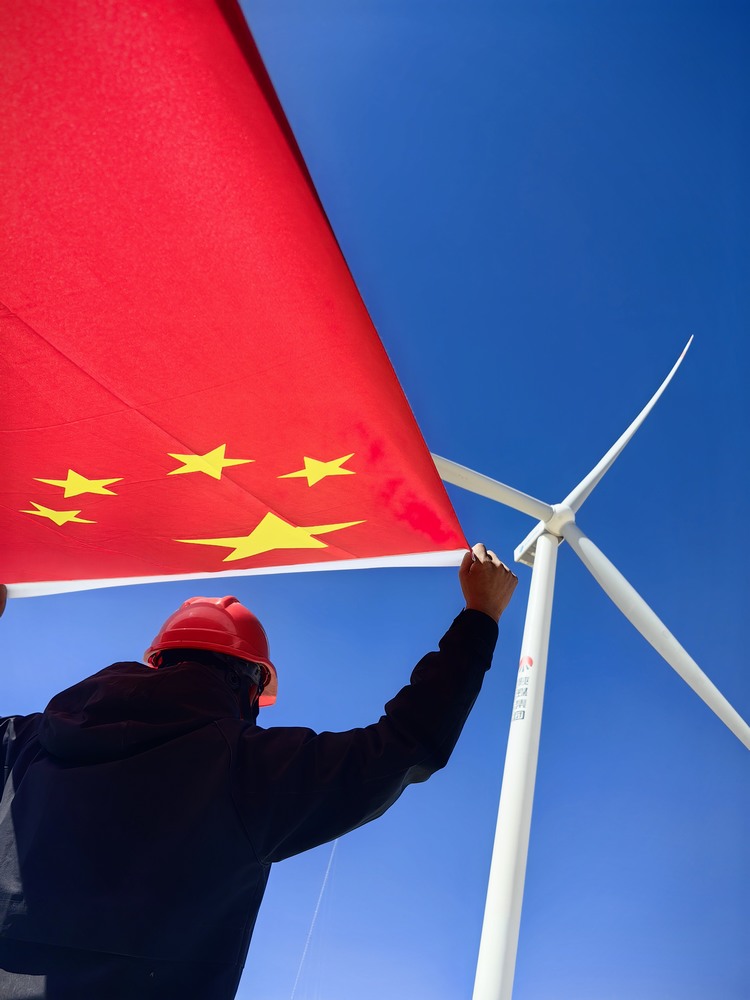 陜煤建設(shè)者與國旗合影，共筑強國夢