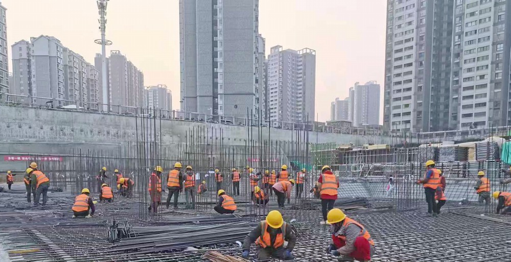陜煤建設(shè)新龍城直屬項(xiàng)目部：國(guó)慶假日不打烊，熱火朝天忙生產(chǎn)